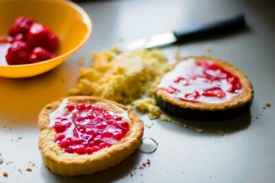 biskvitna torta sa voćem bez glutena i bez jaja